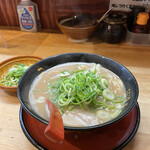 Umayaramen - 特製ラーメン620円　無料九条ネギトッピング