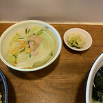 佐野ラ－メン たかの - サラダとお新香