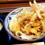 丸亀製麺 - ドームかき揚げと半熟玉子のぶっかけうどん：570円