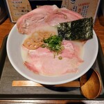 麺と心 7 - 令和3年4月 ランチタイム
            濃厚魚介そば塩 800円
            豚チャーシュー2枚 150円