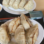 久米食堂 - 手前海老餃子 奥普通の餃子