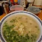 長浜ラーメンじろう。 - 「ラーメン（500円）」と、卓上調味料