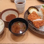 Tonkatsu Katsu Rai - トンカツ、海老フライ、キャベツ、タルタルソース、赤だし、麦ご飯、お漬物