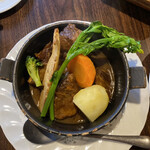 仙人掌 - メイン
      【牛霜降り肉のビール煮込み】
      旬のタケノコを添えてくれる店の心意気。