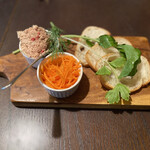 仙人掌 - 前菜 絶対食べろ
      【 レバーペーストとカナッペ 】
      クリーミーで癖のない素晴らしい一品。レッドペッパーの香りが奥歯に美味い。