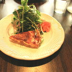 仙人掌 - 前菜 絶対食べろ
      【 本日のキッシュ 】
      チーズの香りが さーいーこーう な一品。
      ぜ、ぜ、ぜ、絶対にたべろ！