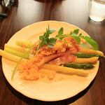 仙人掌 - 前菜 
      【 アスパラガスと生ハム 】
      前菜食べて欲しいのだがレギュラーでないのが残念。ランチ2000円と低価なのに(原価の高い)ホワイトアスパラを3本も提供している心意気。この店の恐ろしい一皿。