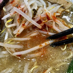 中華そば 西川 - 一味唐辛子をスープに溶かし込み