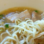 コンパル - 特徴的なのは、見ためだけでなく、やっぱこのスープと麺ですね。どこにもないよな。ここにしかない。後客さんの中年夫婦も席に付くやいなや「コンパルラーメンふたつね。」って注文してました。奥に見えるは豚バラ肉