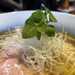 ラーメン屋 トイ・ボックス - 白髪ネギには少量のぶどう山椒と一味