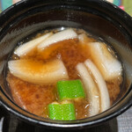 おおたに - おくら、新玉ねぎの赤出汁