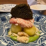 やまぐち - キャビア、毛蟹(上に足の身、下に蟹味噌と和えた解し身)、くり抜いたメロン、パセリのソース