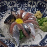 北野水産 - 味も見栄えも抜群のさんまの刺身。身も厚く甘い旬の味