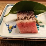 すし処 みや古分店 - 山口県のメジマグロは皮に細かな切り目を入れて炙って