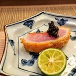 すし処 みや古分店 - １週間寝かせた銚子の金目鯛のカツにキャビアを乗せた贅沢な逸品