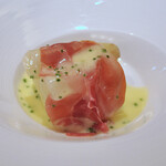 レストラン アラジン -  ホワイトアスパラガスと生ハムのシブレットソース