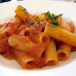 ドン マンジョーネ ディ ナポリ - カプリ流トマトソースのリガトーニ（トマト、パルミジャーノ）