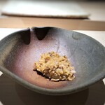 菊鮨 - ◆叩いたホタルイカ、むらさき雲丹・・ホタルイカはかなりの量を使用されています。それに雲丹を加えるという、これも贅沢な品。 ホタルイカ特有の旨味と雲丹の旨味がマッチして、美味しいこと。