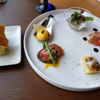 MAIN DINING by THE HOUSE OF PACIFIC - 2900円のコース　フォカッチャ&前菜5種