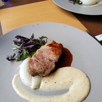 MAIN DINING by THE HOUSE OF PACIFIC - 2900円のコース　ガリシア豚のロースト　チーズペッパーソース