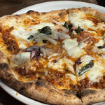 青いナポリ - 牛挽肉のトマト煮と新玉ねぎ、トレビスのピッツァ "ボロネーゼ"