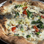 青いナポリ - 春野菜とアサリクリームのピッツァ "プリマヴェーラ"