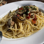 青いナポリ - ツナとしいたけ、セミドライトマトのアーリオオーリオ スパゲッティ