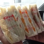 カリーナ - ミックス、フルーツ、ハムカツを頂く