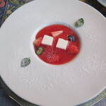 シュバルツバルト - 料理写真:苺のスープはココナッツのジュレとともに