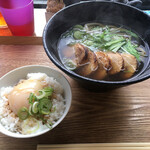 築港麺工房 - 本日の定食700円
            炙り蒸鶏、水菜うどん+温玉ごはん