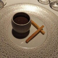 シェ・イノ - トリュフピューレを乗せた温度卵。絶品です。