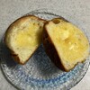 マリーカトリーヌ  - コーンパンにバターを塗って