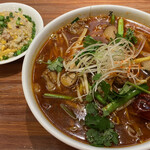 山形五十番飯店 上海厨房 - 料理写真:四川牛肉麺と半チャーハン