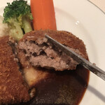 レストラン香味屋 - 小メンチカツ１１００円。溢れる肉汁にテンションが上がります（笑）。お箸でパクパク食べると、一口ひと口肉汁が口中に広がり、とても美味しくいただきました（╹◡╹）。お箸、オススメです（笑）