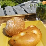 足羽山デッキ - モーニングセットの二種類のパン