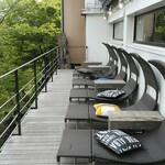 足羽山デッキ - 1階テラス席のシェーズロ