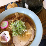 まつや食堂 - 料理写真:醤油ラーメン 700円と梅おにぎり 180円