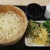 Marukame Seimen - 釜揚げうどん(税込)290円と三つ葉と小海老のかき揚げ (税込)140円 (2021.04.18)