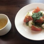 グラッチェガーデンズ - カプレーゼ(モッツァレラチーズとトマトの盛り合わせ)