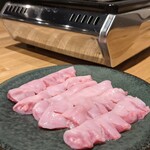 荻窪焼肉 さく - 鮮やかピンクがうまい証。コブクロ