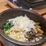 荻窪焼肉 さく - 濃厚チーズたっぷりの石焼チーズピビンバ