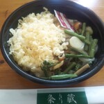 粂蔵加須 - 山菜たぬきうどん￥290