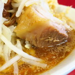 ラーメン二郎 - 豚の厚み