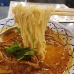 タイ屋台 999 - カオソーイの麺リフト