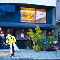 O2 - 黄色いネオンがおっしゃ〜な外観。若者が通る度にお店を覗いてました。シャレ〜！
