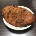 粉とクリーム - チキソカレーパソ。
      定番のカレーパソもしっかり辛いが、これも同様。
      可愛い外観のパソ屋さんだが、辛いものはしっかり辛い。
      こういうところが実に良い。