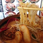 membatadokoroshouten - 麺は中太のちぢれ麺