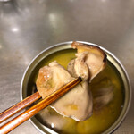 小山商店 - まぁまぁのサイズかな。思いのほかレモンの酸味がしっかり効いている。牡蠣より主張が強いかな。