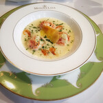 モナリザ - 十勝産雪室インカのめざめのポタージュ。桜の葉の香りをつけた桜エビのムースとともに