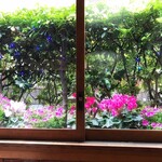 モナリザ - お花に囲まれた店内